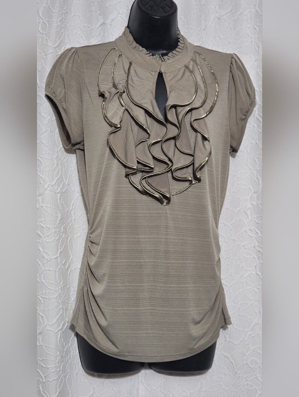 HEART SOUL Ruffled Top w/Keyhole Neckline Cap Sleeve Women’s Large Taupe